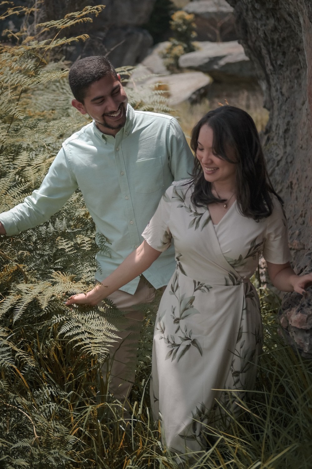 Carlos y Daniela entre helechos