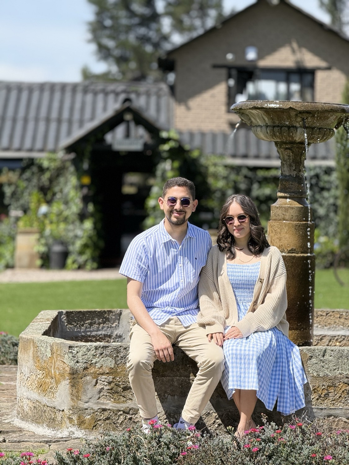 Carlos y Daniela junto a la fuente